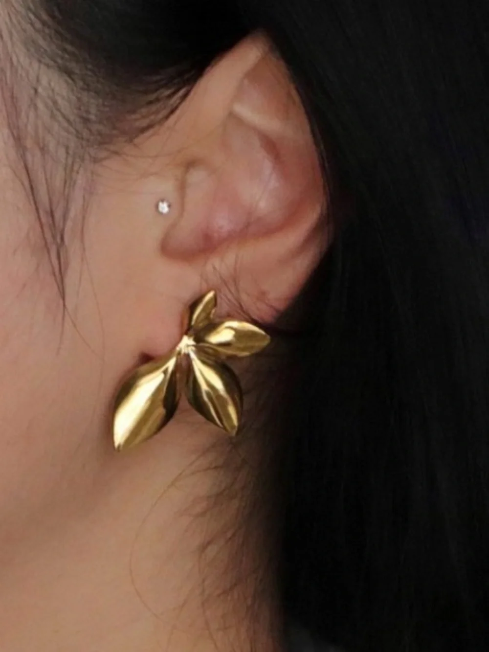 VELLE GOLD PETAL EARRING (one piece)